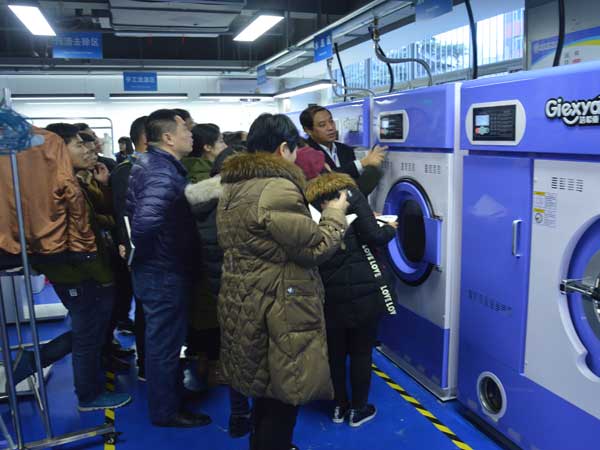 現(xiàn)在干洗店賺錢嗎，潔希亞專家為你分享
